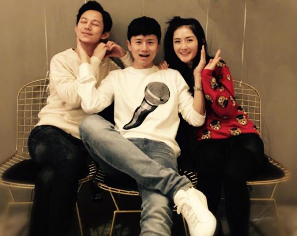 同时发微博祝福何炅生日快乐,张杰还晒出和谢娜一起为何炅庆生的照片