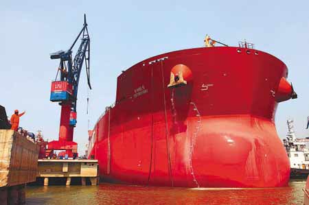 扬州造船史上最大吨位的散货船出海试航