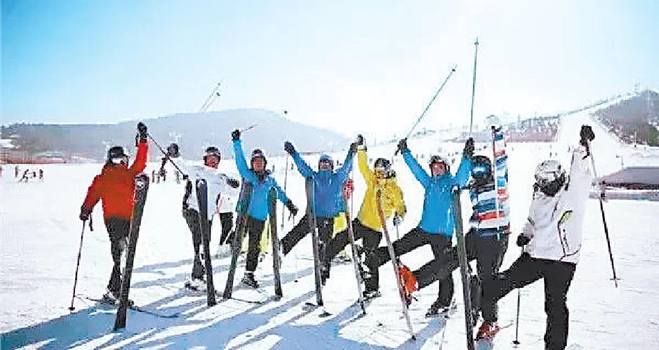 场来龙山滑雪,感受其庞大恢宏的龙山气势,观赏黄河河畔最美什川古梨园