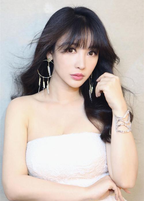 原创40岁柳岩不再露肤,穿黑t恤配波点吊带裙,保守风格难掩娇美身材