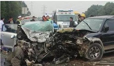 降低道路通行能力;重则发生重大交通事故,甚至造成车毁人亡的恶性后果