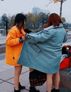 搞笑图片原来女生穿的衣服上面的这个圈是这样来的