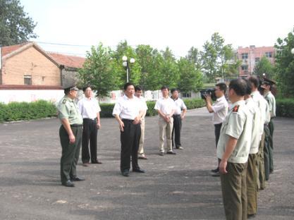 县委书记武金良等县领导到县武装部,县敬老院进行走访