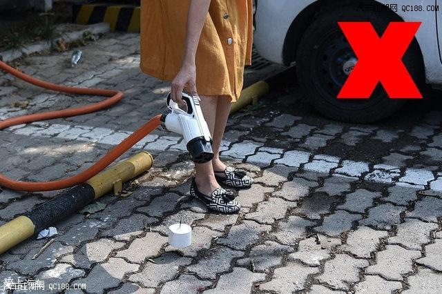 充电结束后,枪头不能随地乱扔,因为可能会有杂物进入枪头,如果雨水过