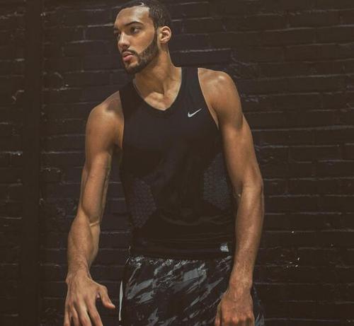 帅气的戈贝尔也被球迷称为法国吴彦祖. 小时候就俊朗无比. 分享到