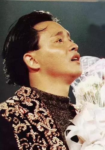 《纵横四海》中的张国荣,既开朗又豁达,回眸一笑,顾盼生辉.