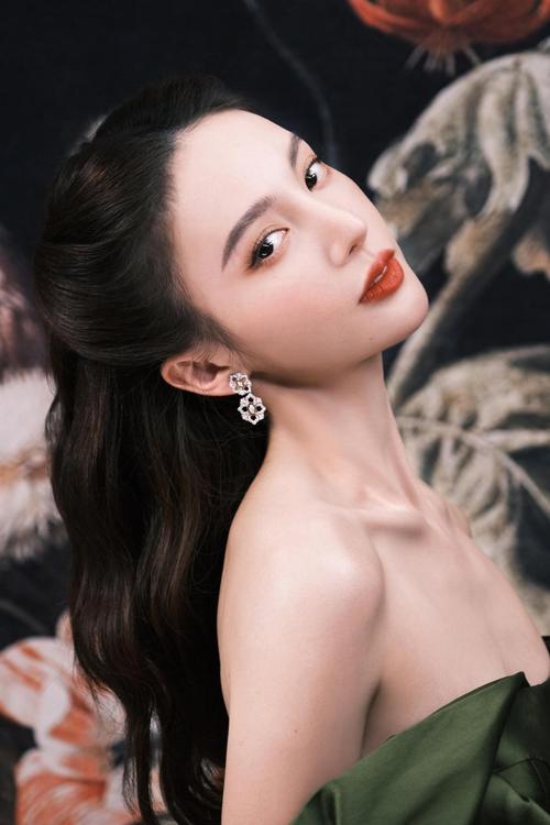 金晨墨绿色长裙复古油画写真