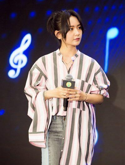 原创发型真重要!周笔畅留长发女人味十足,一点假小子的味道都没了