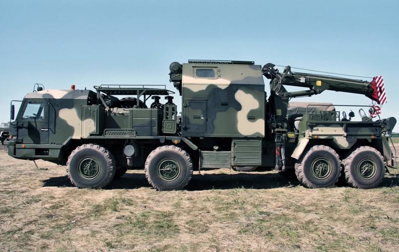 俄罗斯rem-ks中型装甲抢修车 发动机居然在驾驶室后方