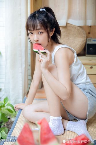 背心小妹妹白皙美腿写真,夏天怎么少得了西瓜