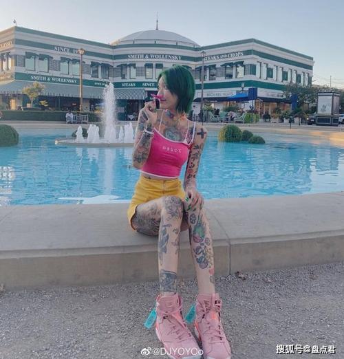 女孩全身多处纹身,霸气外露,你能接受吗?