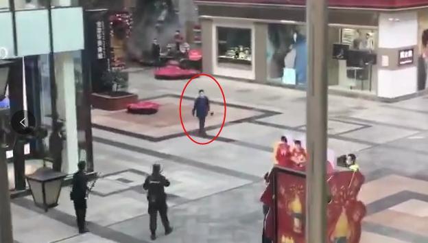 突发!成都春熙路一男子持刀拒捕袭警,当场被击伤控制