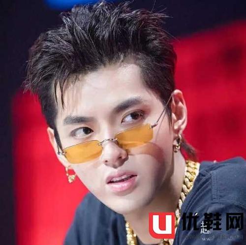 潮流男生戴耳钉帅气图片:耳圈耳链耳环搭配技巧分享