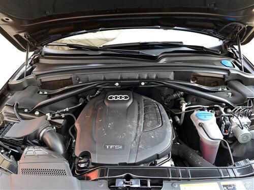 请问q5车的电瓶在哪个位置?请大神标记一下!急用谢谢!