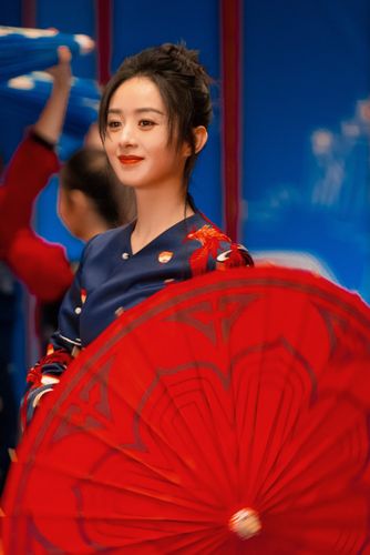 "昭和美女"赵丽颖再穿旗袍,丸子头锦鲤旗袍活泼灵动,一不小心又被美到