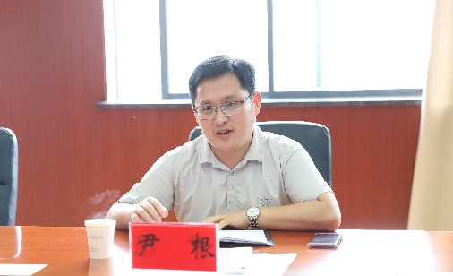 尹根副区长来人社局调研指导工作