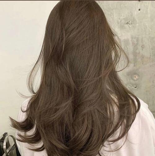 色彩可增加头发的轻盈感!