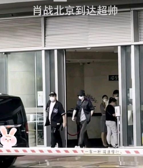 有好心网友及时回复说明情况,是肖战的经纪人张晶菁.