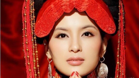 彝族第一美女玛嘿阿依选美大赛上惊艳众人