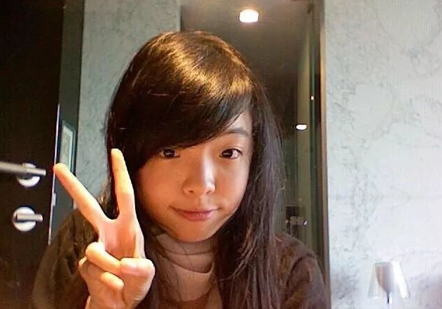 她看起来很像她的母亲王晓蓉.