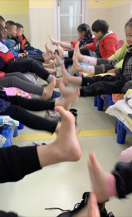 幼儿园的生活每天都装满快乐,幼小衔接组"穿脱鞋袜