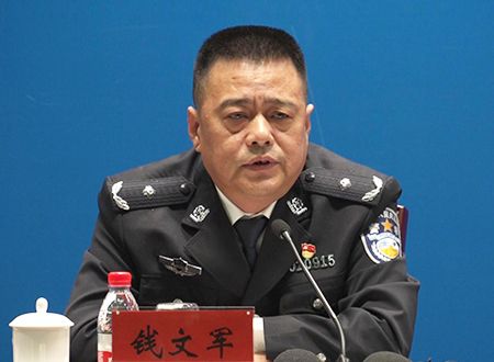 市公安局交警局副局长钱文军发布新闻