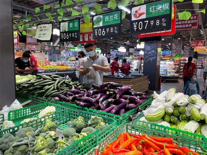 台风天三亚菜市场肉价稳菜价稍高供应量足
