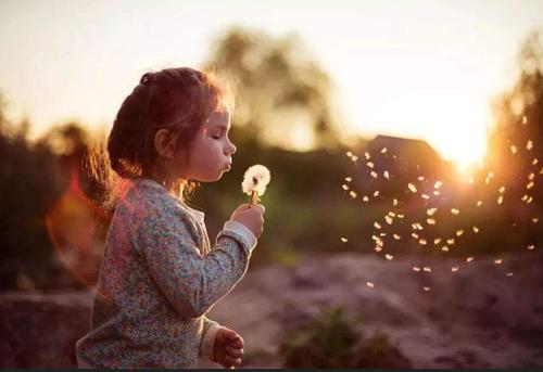 对于孤独的孩子来说,长大后不太可能成功,自信,满足