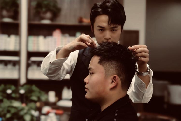 男士复古理发盛宴让您重回绅士年代