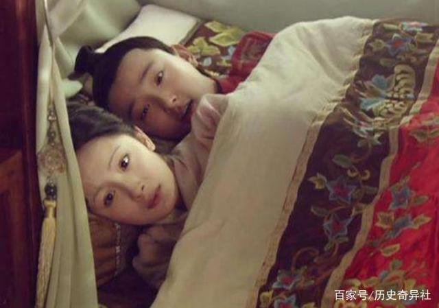 古代小两口睡觉时,为什么让奴婢在床边守着?理由难以