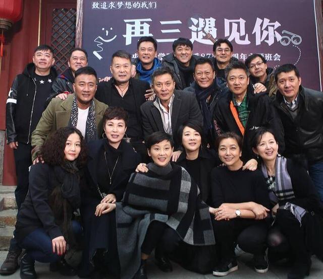 陈小艺徐帆江珊姐妹团聚,穿搭低调依旧优雅,脸贴脸感情真好