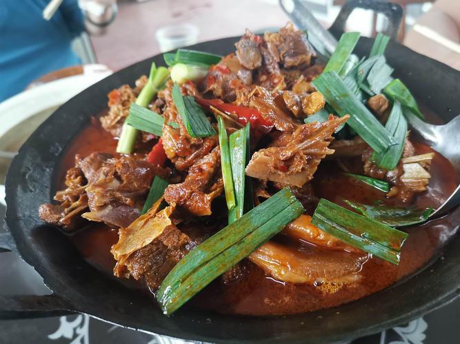 点份干锅鹅(送小菜),鸭血汤,黄瓜炒肉人十,人均45元,味道好,还不浪费.