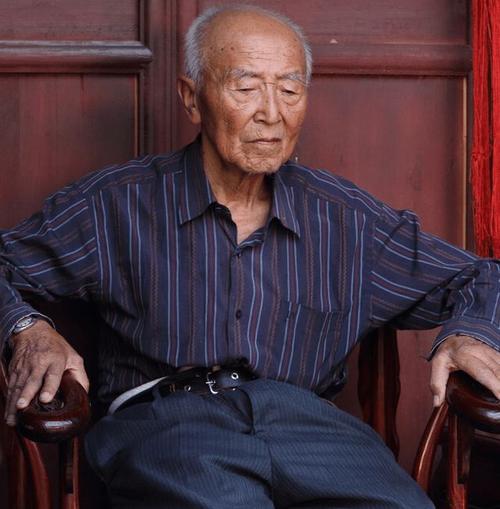 80岁老人坦言聘请陪伴式保姆给自己养老比子女照顾更舒心