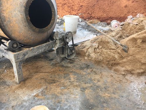 搅拌机传动部位缺少防护罩.