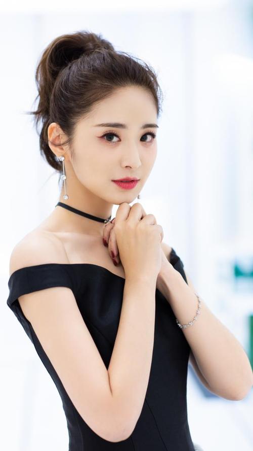 美女主持刘烨:顶尖的颜值和气质,可清新可御姐,迷人至极