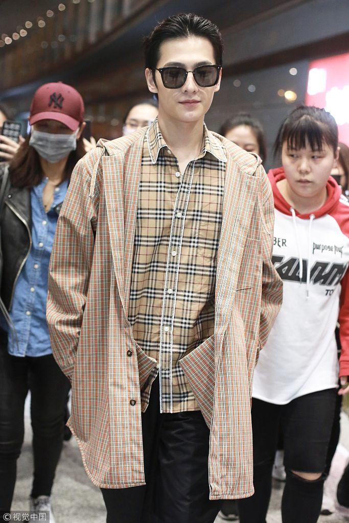 杨洋大背头墨镜遮面插兜疾行