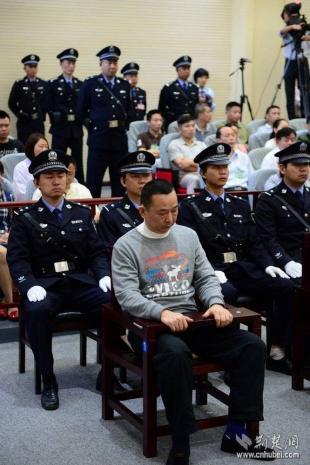 刘汉,刘维两兄弟被判死刑时的表情(1)_图片新闻_光明网
