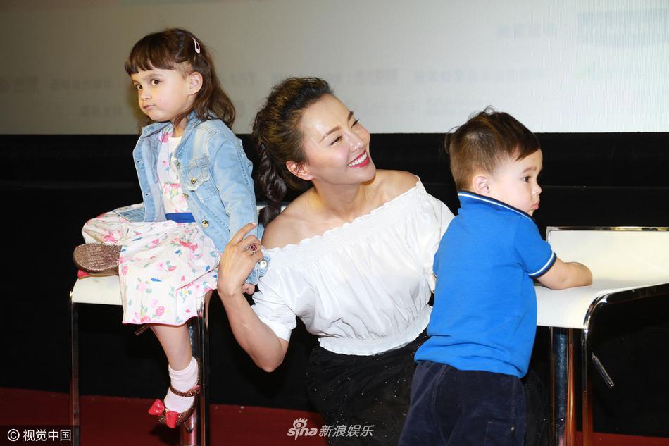 《妈妈是超人2》发布会马雅舒蹲地哄娃展露迷人香肩