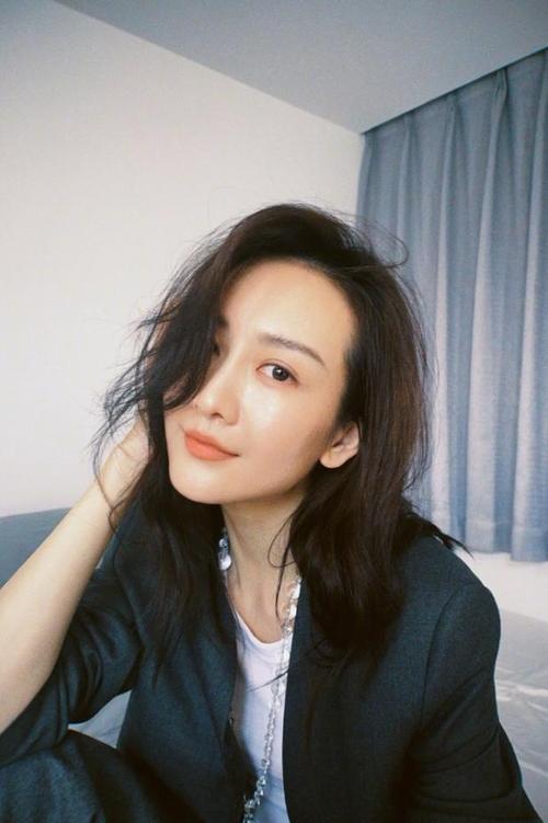 王鸥新恋情疑似曝光与神秘男子同回酒店挽手掐腰毫不避讳