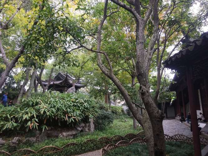 明道堂是园林的主建筑,此外还有五百名贤祠,看山楼,翠玲珑馆,仰止亭和