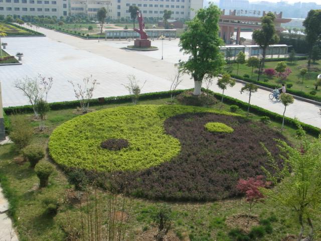  p>大悟县第一中学是湖北省首批确定的60所重点中学之一,有着70余载办