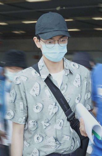 丁禹兮男友风穿搭好帅!一身印花衬衣搭牛仔裤,清爽时髦有格调