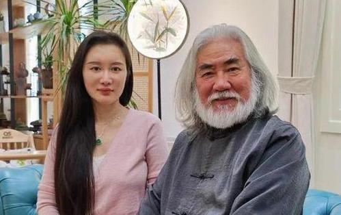 张纪中夫妇秀恩爱,他前妻沦为被执行人,法院冻结金额超600万