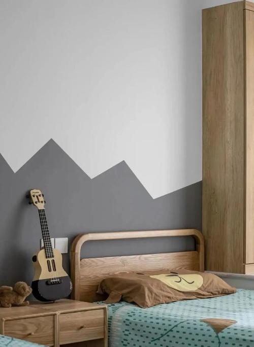 墙面不使用大面积涂刷,只用简单的几何图形点缀, 不规则的形状营造生