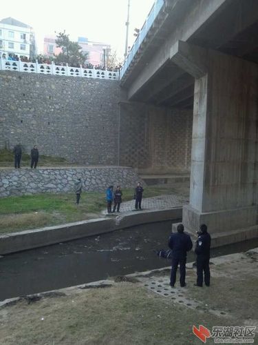 象山三路竹皮河桥下发现一具尸体 好多人围观