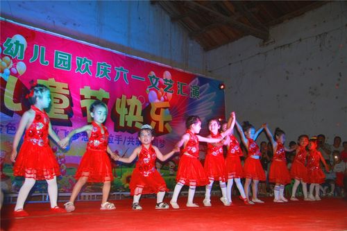 元龙镇启蒙幼儿园用丰富多彩的节目欢渡六一儿童节