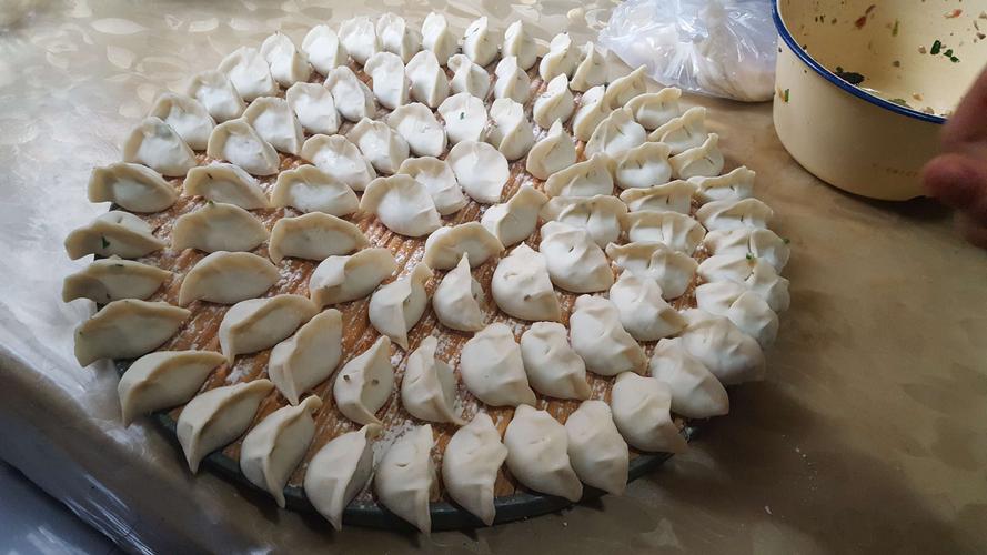 冬至到了,全家人一起包饺子,吃饺子真开心!