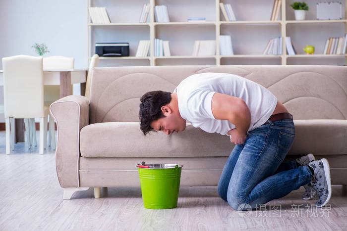 男子患有胃不舒服,呕吐