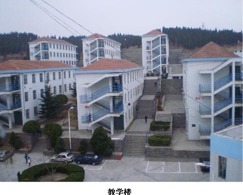 是99年栖霞市高中布局调整后组建的一所新校.