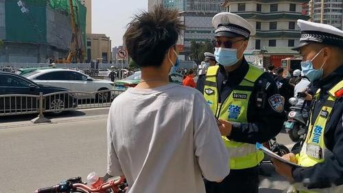 动真格驾驶电动车不戴头盔郑州交警现场执法